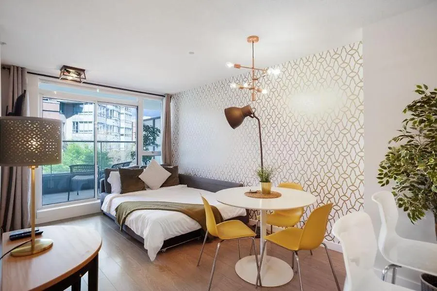 Appartamento Downtown Retreat With Pool Jacuzzi And Gym Near Rogers Arena Vancouver Canada