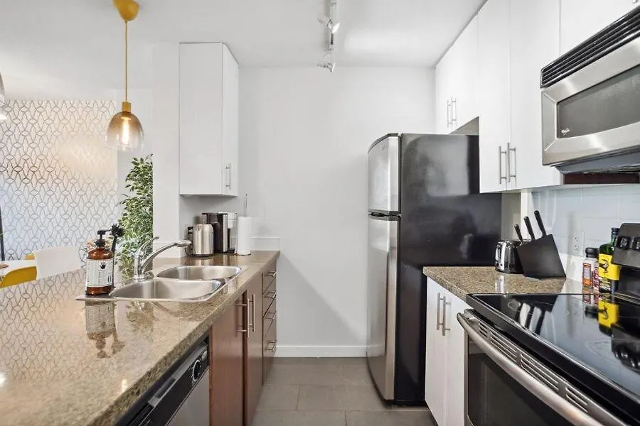 Appartamento Downtown Retreat With Pool Jacuzzi And Gym Near Rogers Arena Vancouver
