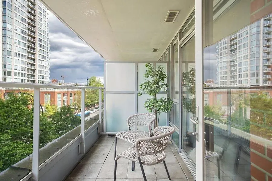 Appartamento Downtown Retreat With Pool Jacuzzi And Gym Near Rogers Arena Vancouver Canada